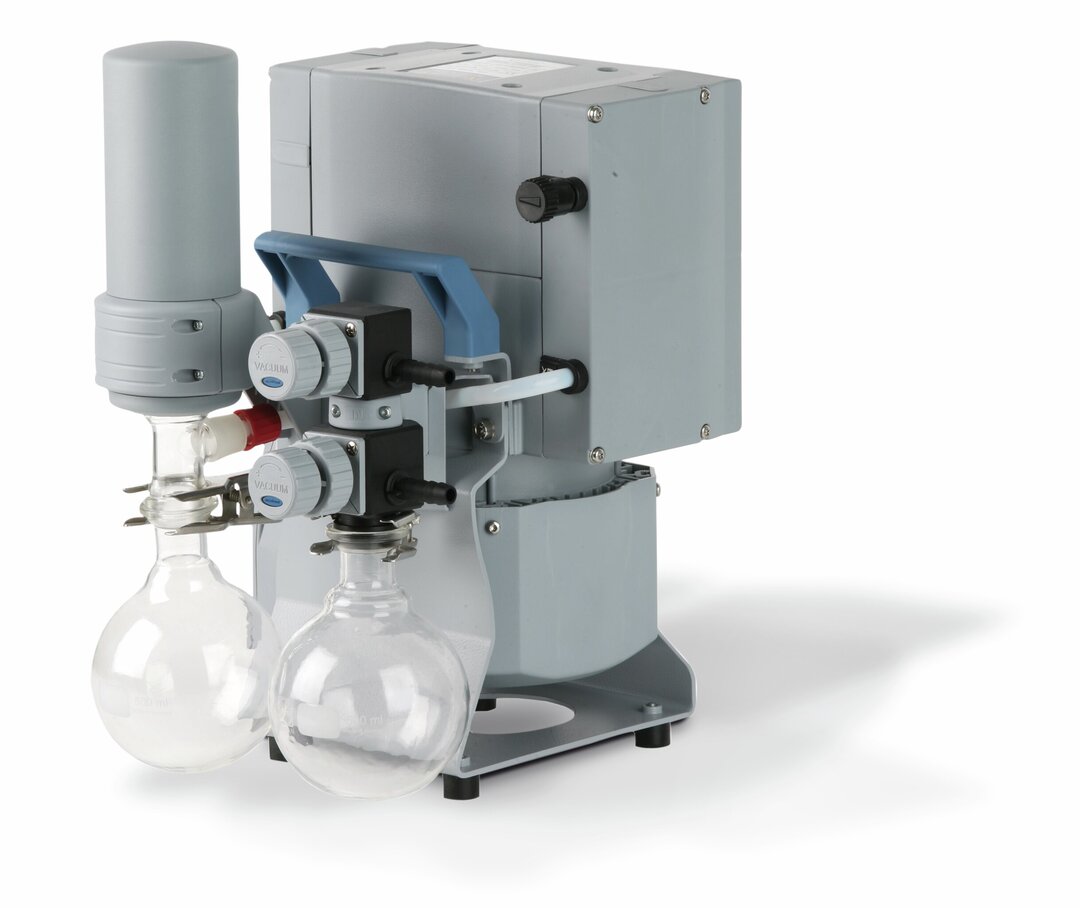 Chemistry vacuum system MD 4C NT +AK SYNCHRO+EK,three stage, certification (NRTL): C/US230 V / 50-60 Hz, UK/IN mains cable